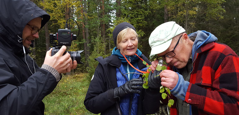 Lena Gustafsson och Jan Weslien blir filmade under inspelningen av aspfilmen. Foto: Maria Nord