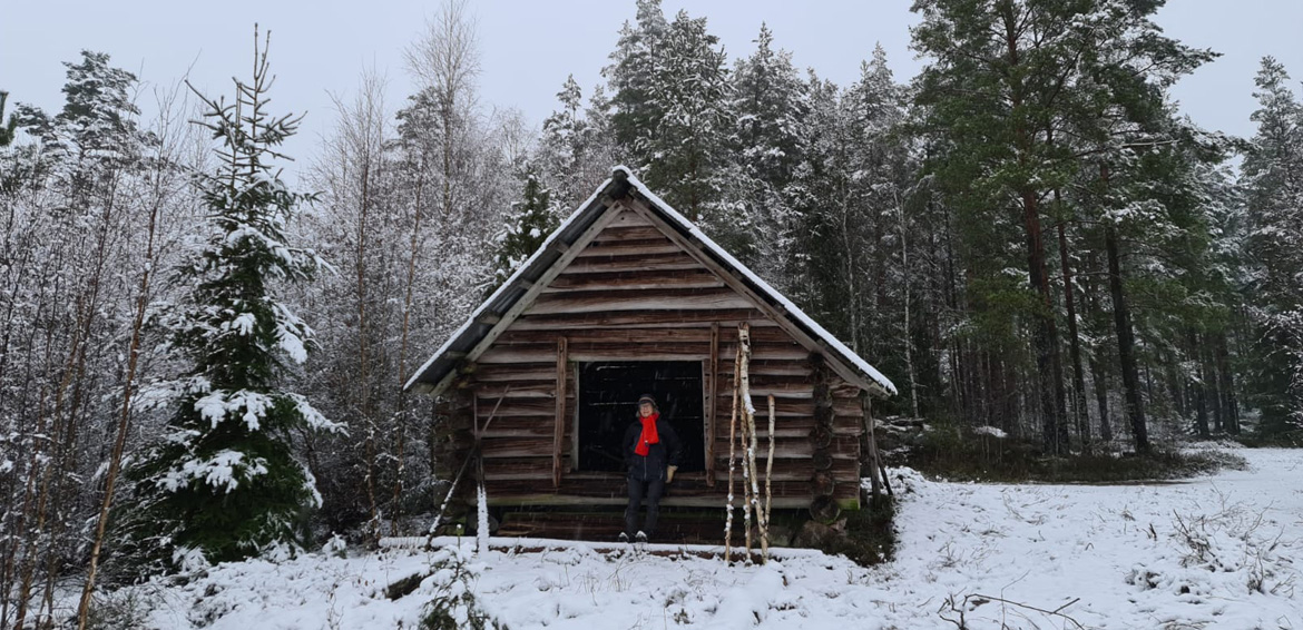 Boel Andersson Gäre i ängsladan vid en av fastighetens skogsvägar – ett populärt utflyktsmål för korvgrillning. Foto: Privat