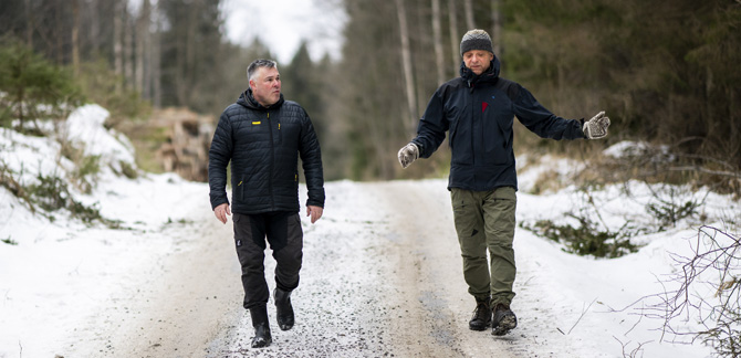 Micael Larsson, Team Jord & skog, och Lorentz Saethern, skogsägare i Eda. Foto: Fredrik Karlsson
