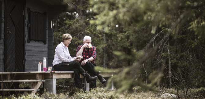 Skogsägaren Anders Hjelmstedt tillsammans med Eivor Mettävainio, skogsförvaltare på Skogssällskapet. Foto: Sandra Pettersson