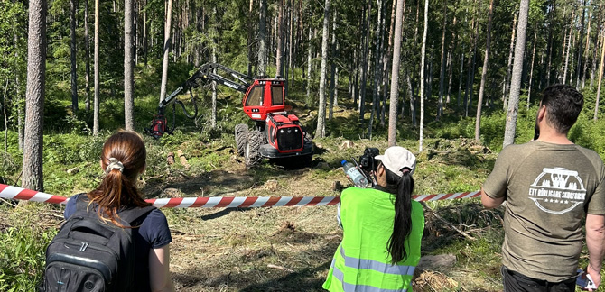 Deltagarna fick se en skördare arbeta i skogen. Foto: Ulrika Lagerlöf